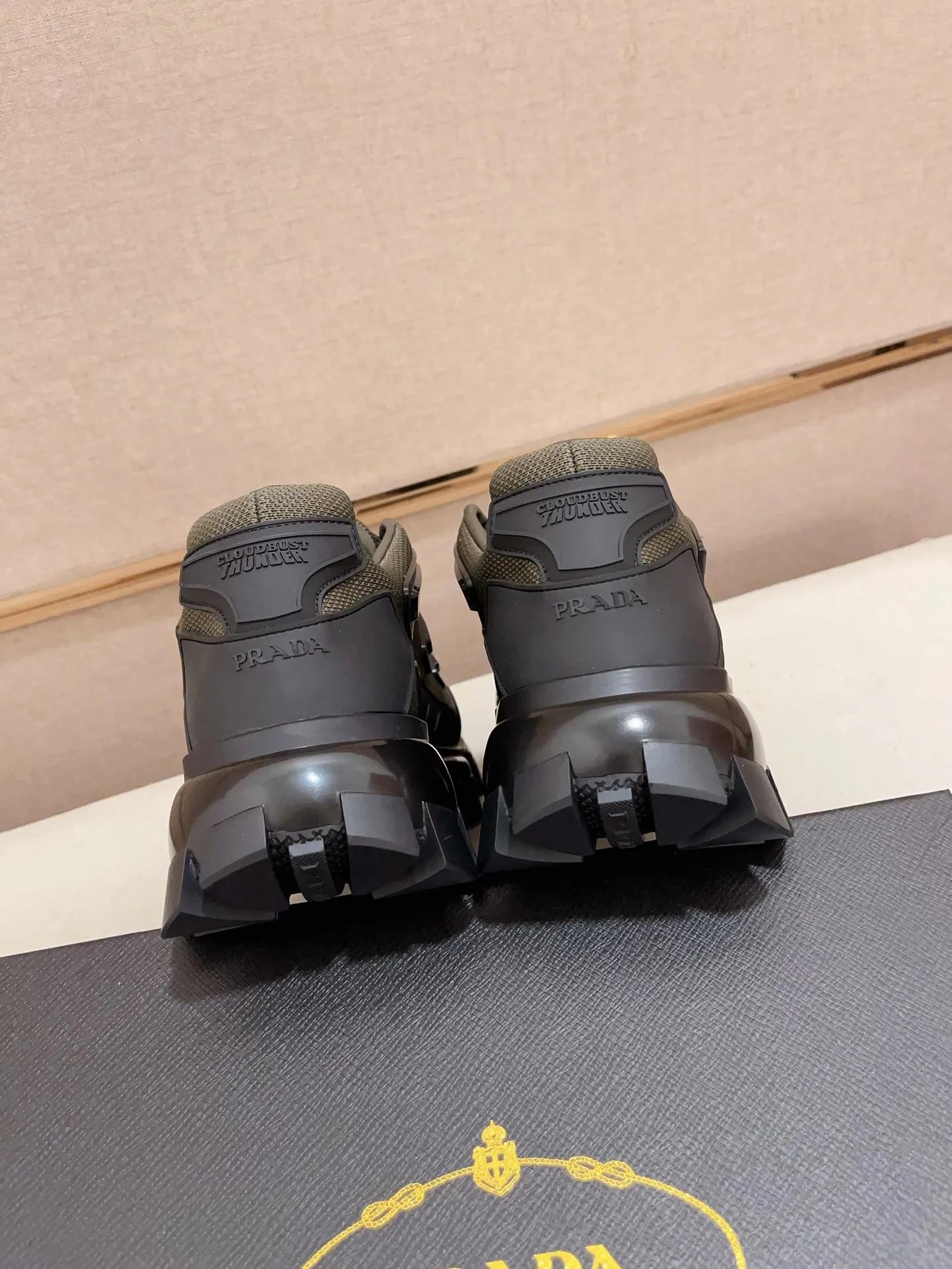Men's Men's Shoes 💰 620💰 ✔️✔️✔️High-quality new PRADA counters are launched at the same time. The new men's shoes and 😘fabrics are selected from first-layer cowhide. Lining: imported elastic mesh➕cowhide lining. 👍🏿High-end☄️Open-molded non-slip rubber outsole, exquisite lines, simple and elegant, comfortable and high-end for leisure travel. Number of yards: 38 to 44.
